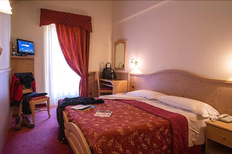 Beverly Alps Hotel & Spa Pinzolo Exteriör bild