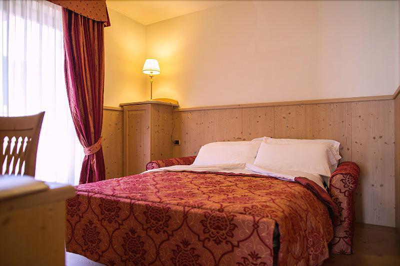 Beverly Alps Hotel & Spa Pinzolo Exteriör bild