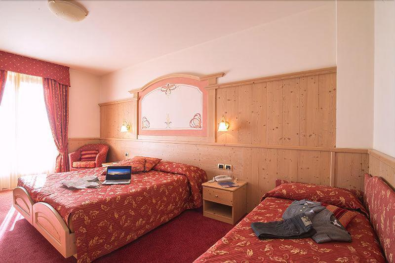 Beverly Alps Hotel & Spa Pinzolo Exteriör bild