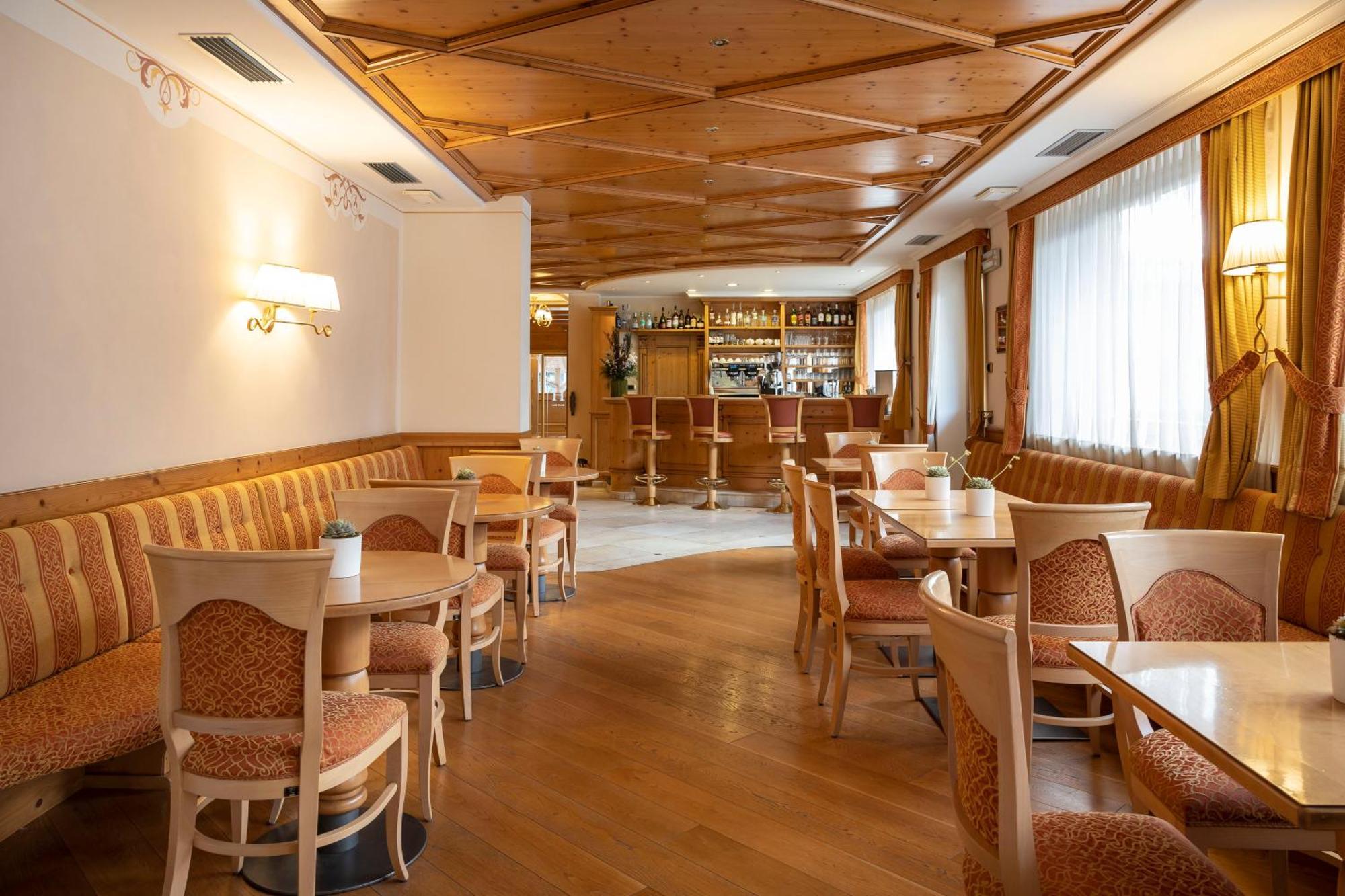 Beverly Alps Hotel & Spa Pinzolo Exteriör bild