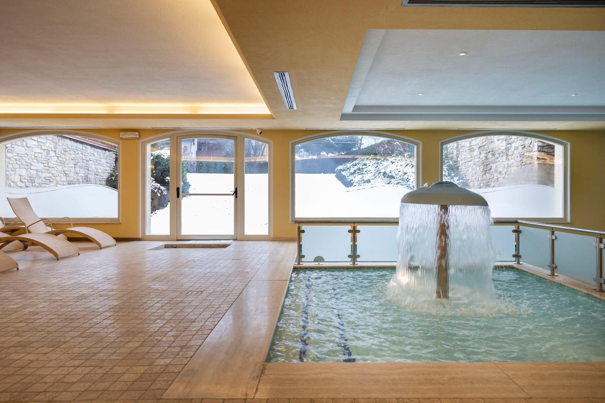 Beverly Alps Hotel & Spa Pinzolo Exteriör bild