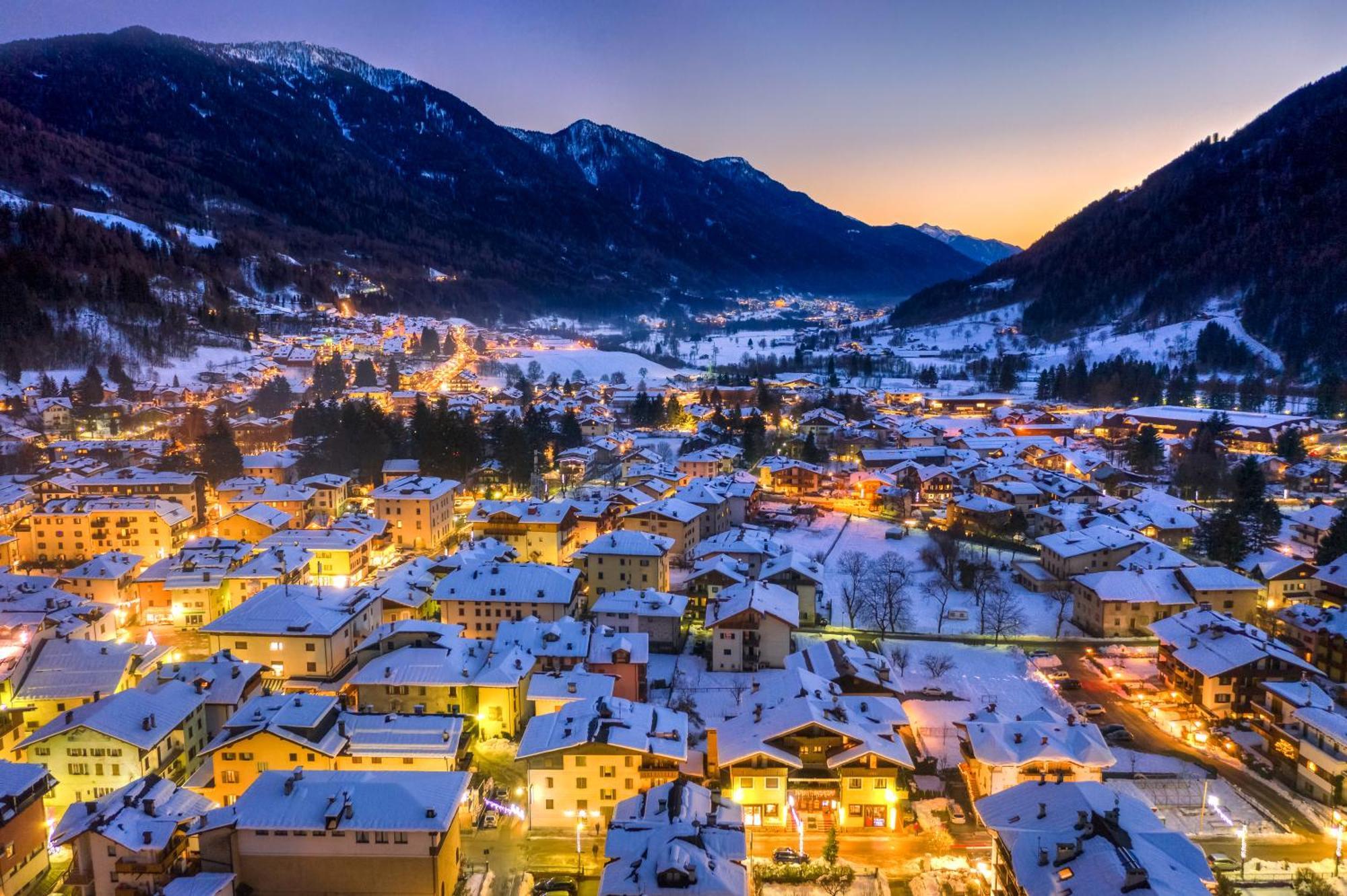 Beverly Alps Hotel & Spa Pinzolo Exteriör bild