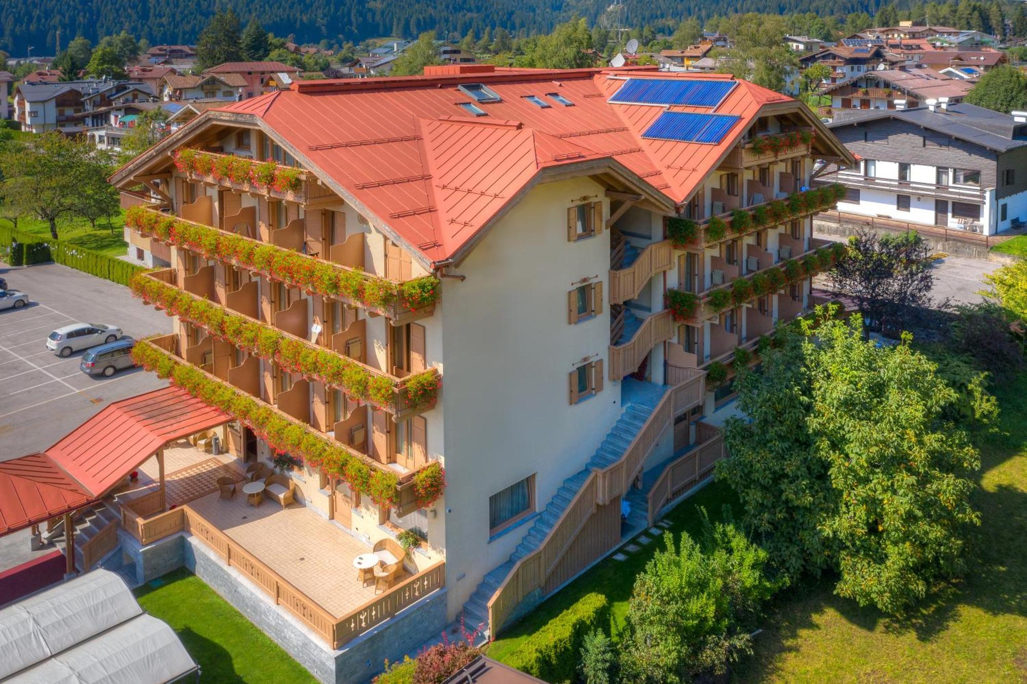 Beverly Alps Hotel & Spa Pinzolo Exteriör bild