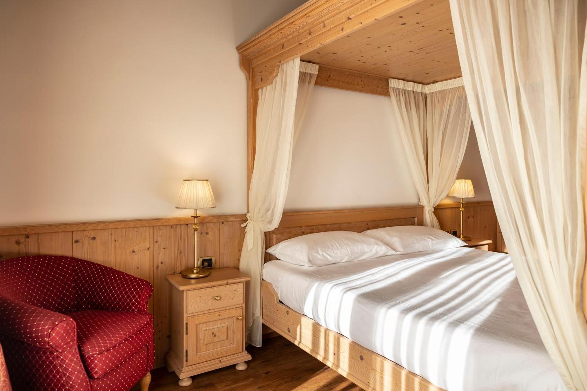 Beverly Alps Hotel & Spa Pinzolo Exteriör bild
