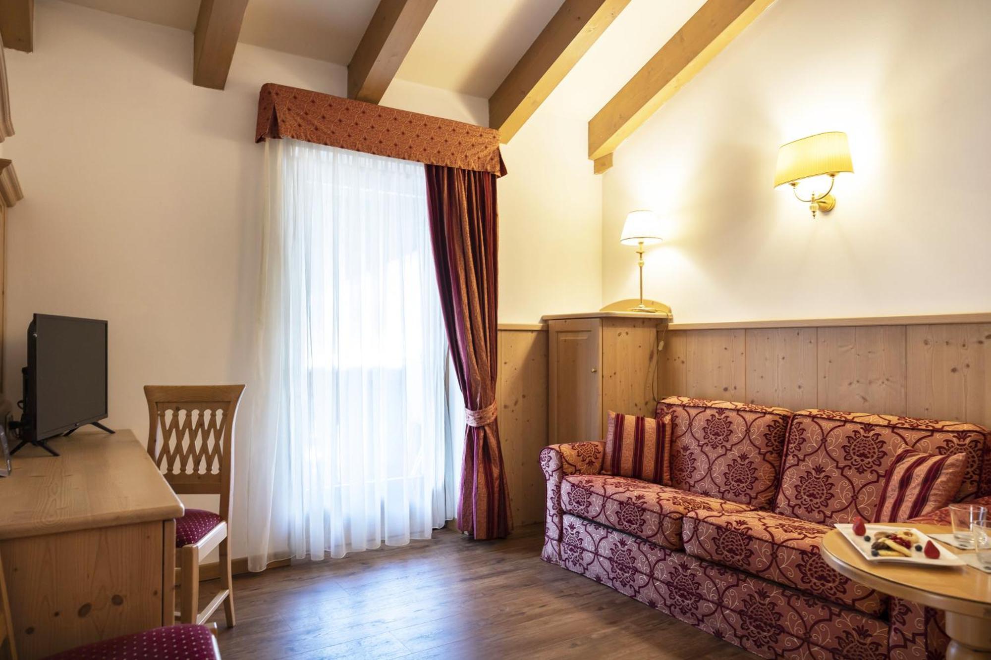 Beverly Alps Hotel & Spa Pinzolo Exteriör bild